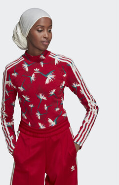 Czerwona bluzka Adidas w sportowym stylu