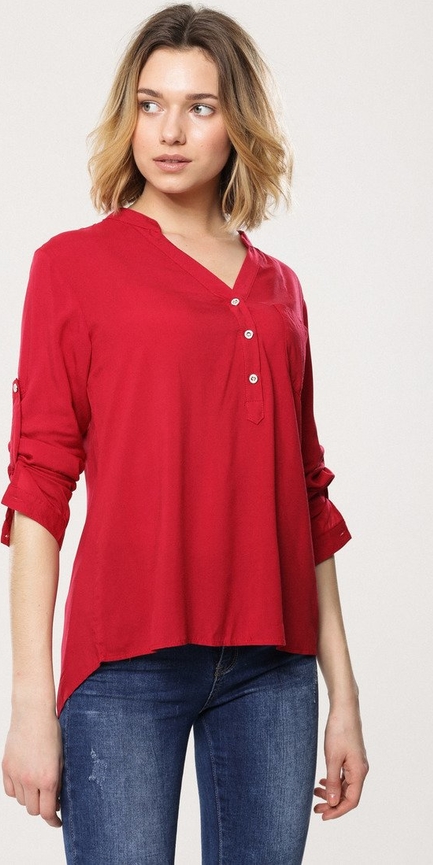 Czerwona bluzka born2be z dekoltem w kształcie litery v