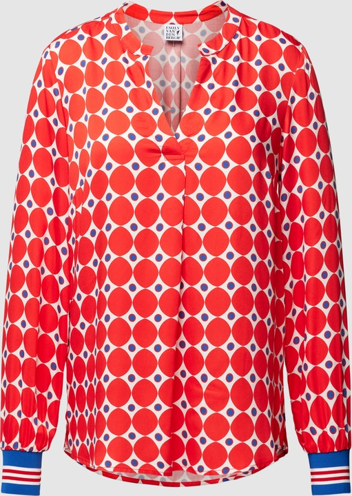 Czerwona bluzka Emily van den Bergh z dekoltem w kształcie litery v