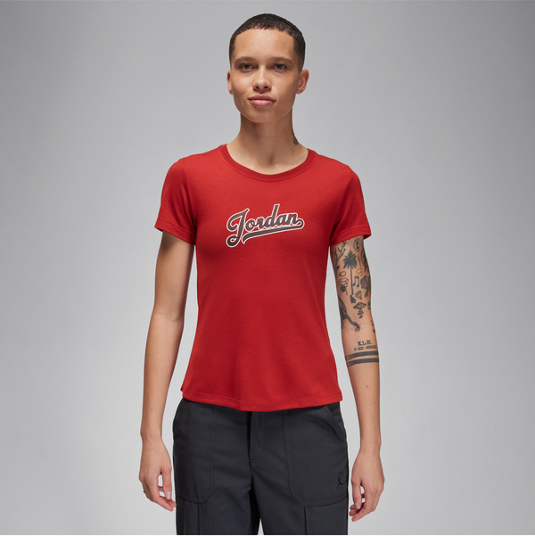 Czerwona bluzka Jordan w młodzieżowym stylu