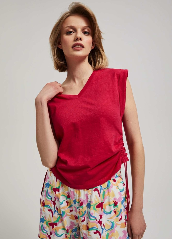 Czerwona bluzka Moodo.pl z okrągłym dekoltem z bawełny w stylu casual