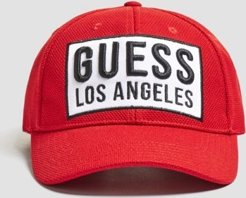 Czerwona czapka Guess w młodzieżowym stylu