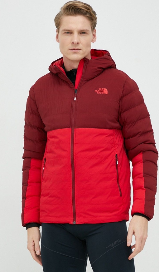 Czerwona kurtka The North Face w sportowym stylu krótka