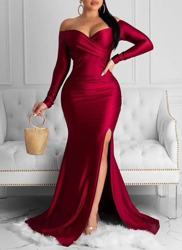 Czerwona sukienka Attirra z odkrytymi ramionami maxi