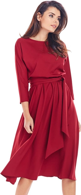 Czerwona sukienka Awama z okrągłym dekoltem z długim rękawem