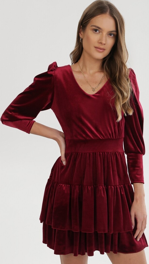 Czerwona sukienka born2be mini z długim rękawem z dekoltem w kształcie litery v