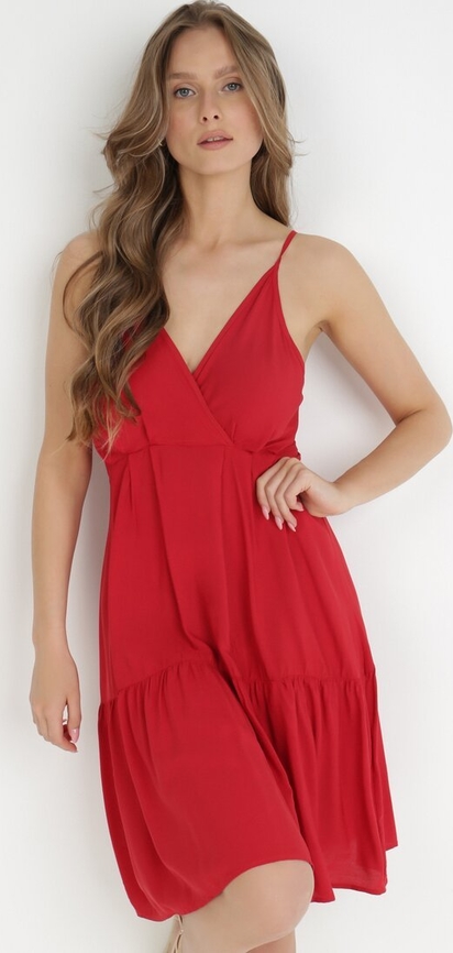 Czerwona sukienka born2be na ramiączkach z tkaniny z dekoltem w kształcie litery v