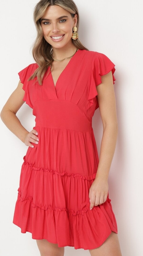 Czerwona sukienka born2be w stylu casual z krótkim rękawem z dekoltem w kształcie litery v