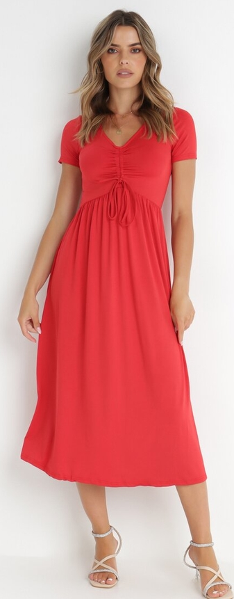 Czerwona sukienka born2be z dekoltem w kształcie litery v midi z krótkim rękawem
