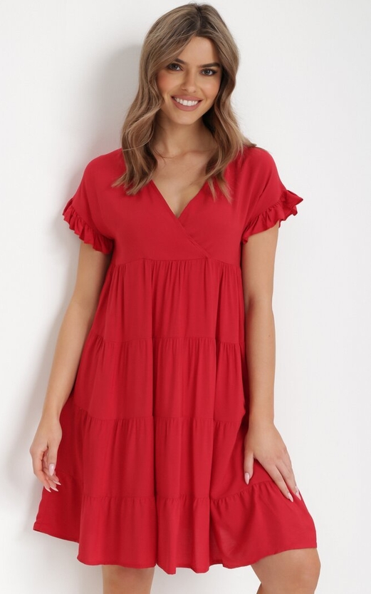 Czerwona sukienka born2be z dekoltem w kształcie litery v w stylu casual z krótkim rękawem