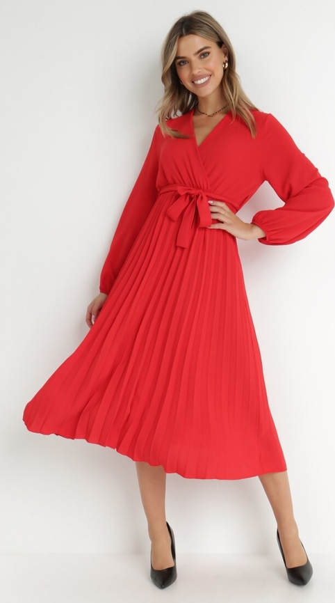 Czerwona sukienka born2be z dekoltem w kształcie litery v z długim rękawem