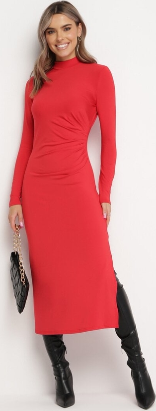 Czerwona sukienka born2be z długim rękawem w stylu casual z golfem