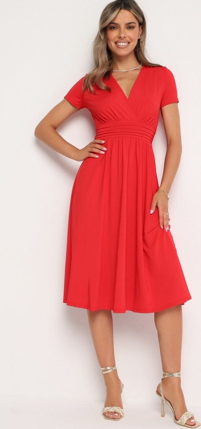 Czerwona sukienka born2be z krótkim rękawem midi z dekoltem w kształcie litery v