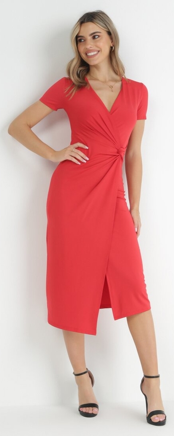 Czerwona sukienka born2be z krótkim rękawem z dekoltem w kształcie litery v midi
