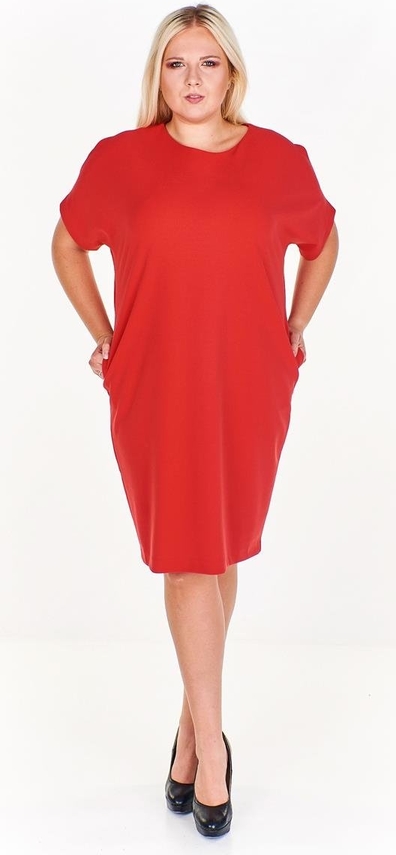 Czerwona sukienka Fokus z krótkim rękawem dla puszystych z dzianiny