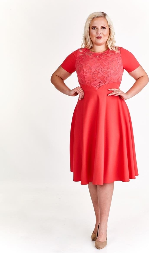 Czerwona sukienka Fokus z okrągłym dekoltem rozkloszowana z krótkim rękawem