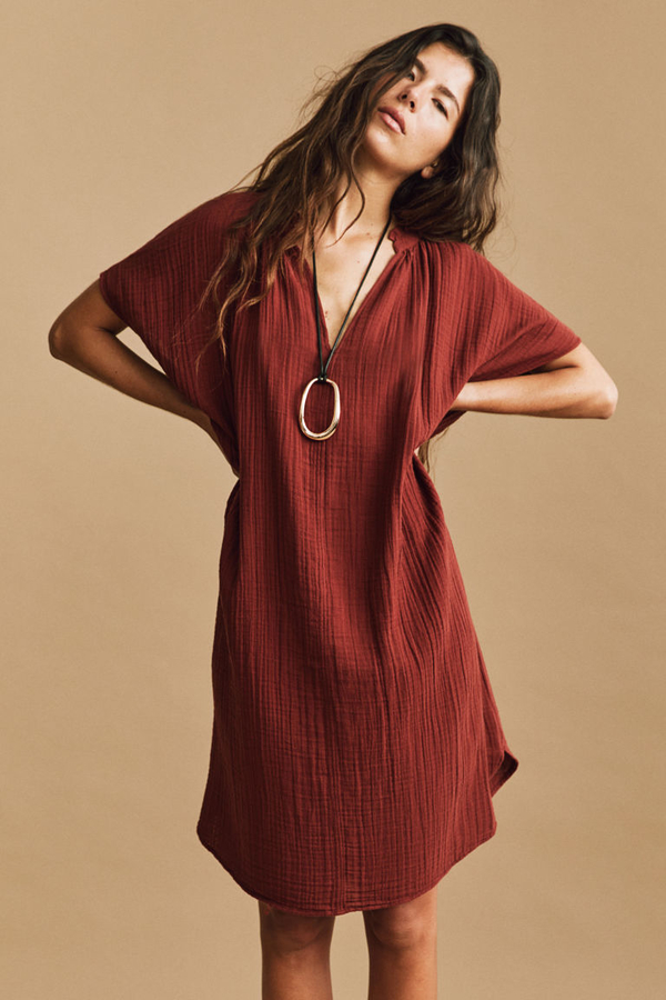 Czerwona sukienka H & M z dekoltem w kształcie litery v z krótkim rękawem oversize