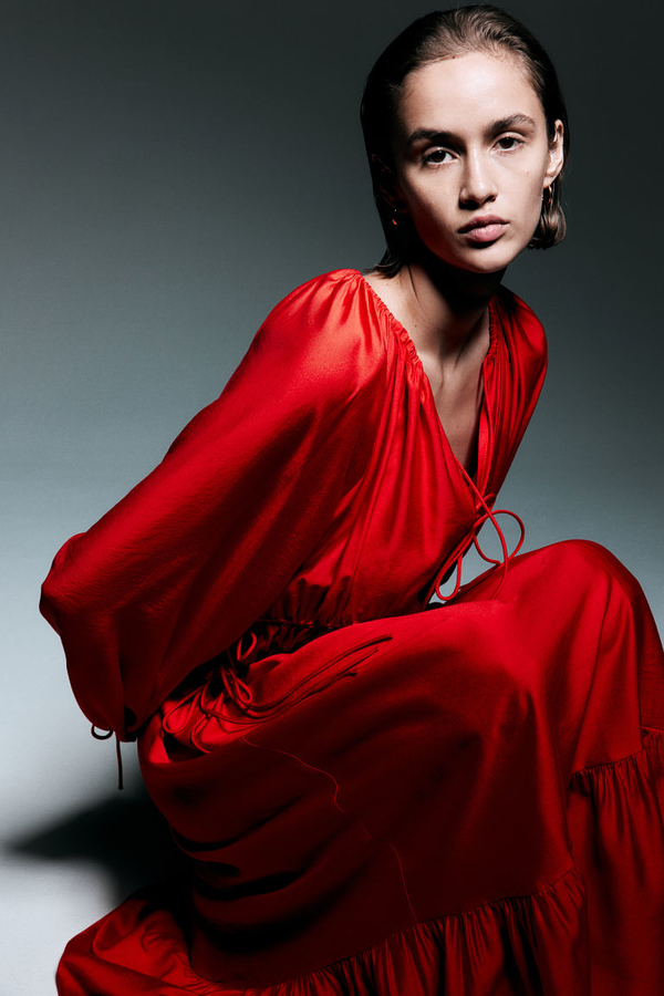 Czerwona sukienka H & M z długim rękawem z dekoltem w kształcie litery v mini