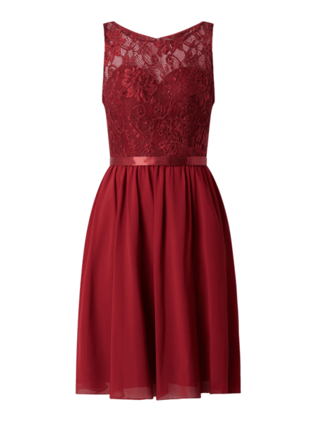 Czerwona sukienka Luxuar Fashion rozkloszowana