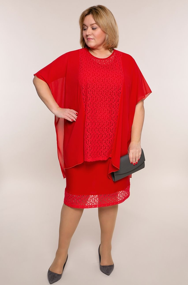 Czerwona sukienka modneduzerozmiary.pl z szyfonu z krótkim rękawem z okrągłym dekoltem