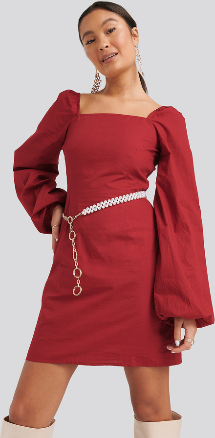 Czerwona sukienka NA-KD Boho z dekoltem w karo trapezowa z długim rękawem