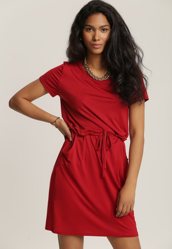 Czerwona sukienka Renee z okrągłym dekoltem w stylu casual