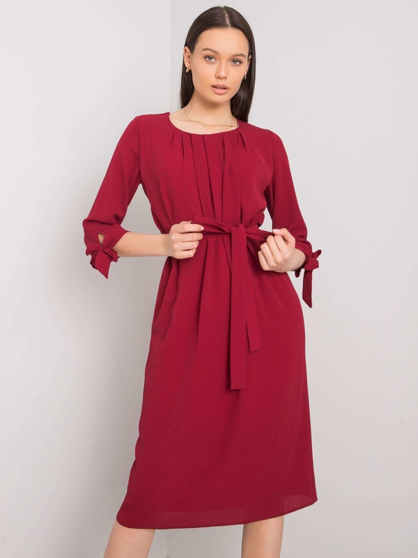 Czerwona sukienka Sheandher.pl w stylu casual midi z okrągłym dekoltem
