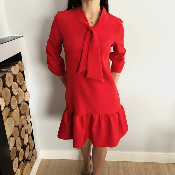 Czerwona sukienka Ubieramymodnie.pl z żabotem z długim rękawem