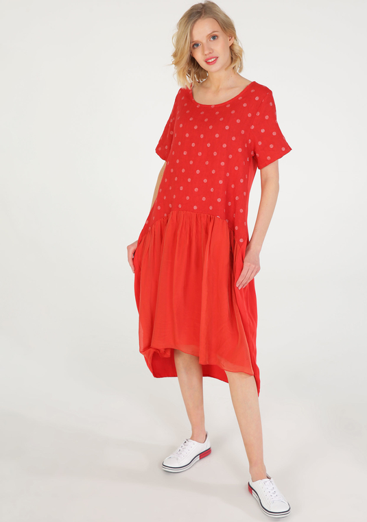 Czerwona sukienka Unisono z jedwabiu z krótkim rękawem z okrągłym dekoltem