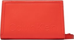 Czerwona torebka Calvin Klein w młodzieżowym stylu na ramię
