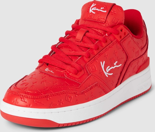 Czerwone buty sportowe Karl Kani w sportowym stylu