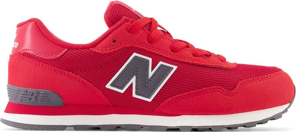 Czerwone buty sportowe New Balance z płaską podeszwą sznurowane w młodzieżowym stylu