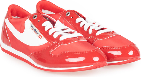 Czerwone buty sportowe ubierzsie.com z płaską podeszwą
