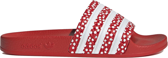 Czerwone klapki Adidas w sportowym stylu z płaską podeszwą