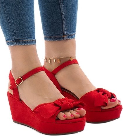 Czerwone sandały Butymodne z klamrami na koturnie
