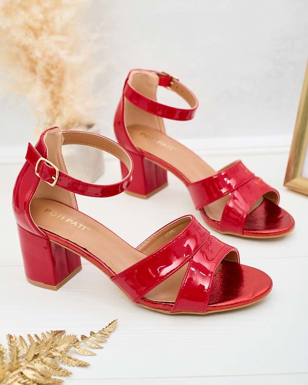 Czerwone sandały Royalfashion.pl z klamrami