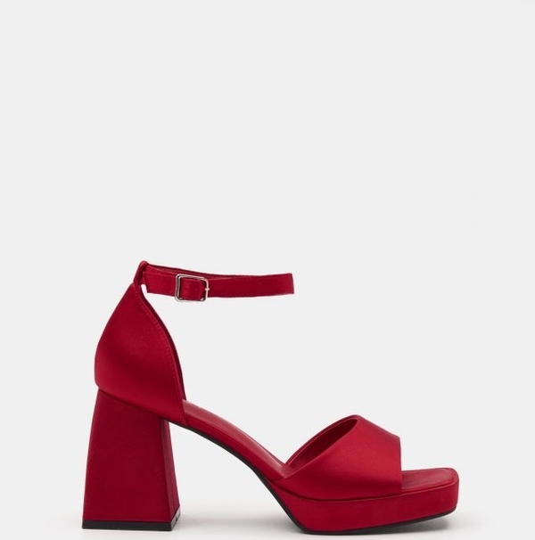 Czerwone sandały Sinsay z klamrami