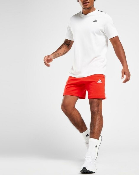 Czerwone spodenki Adidas Sportswear w sportowym stylu