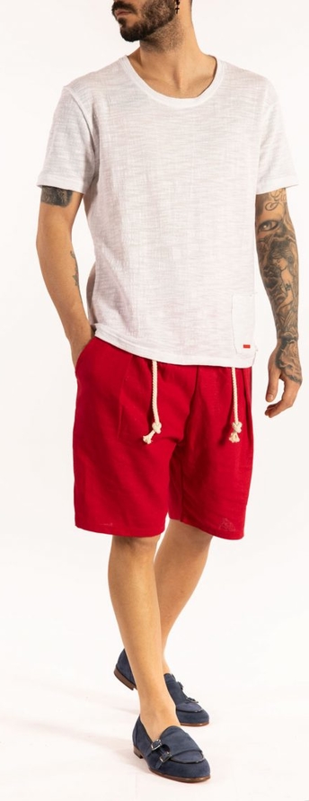 Czerwone spodenki ubierzsie.com w sportowym stylu z tkaniny