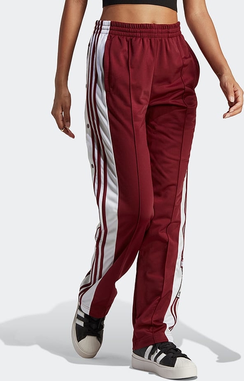 Czerwone spodnie sportowe Adidas w sportowym stylu