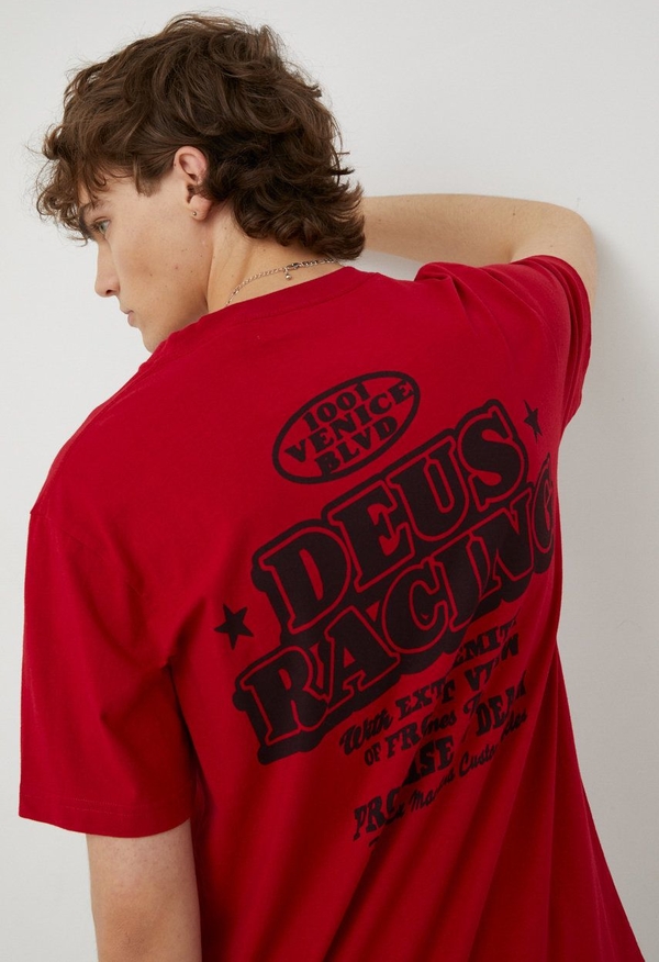 Czerwony t-shirt Deus Ex Machina z nadrukiem
