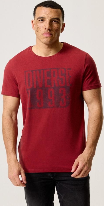 Czerwony t-shirt Diverse w młodzieżowym stylu