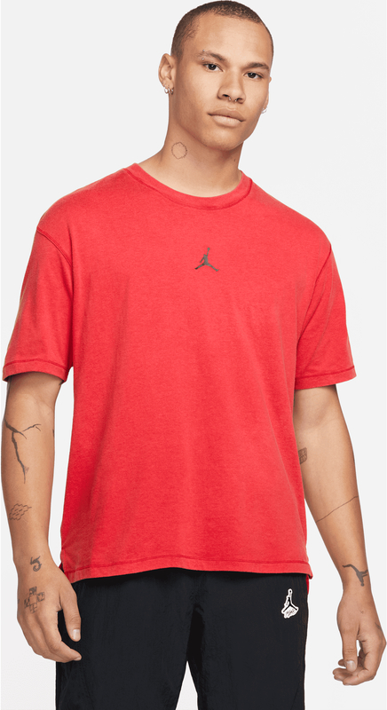 Czerwony t-shirt Jordan w sportowym stylu