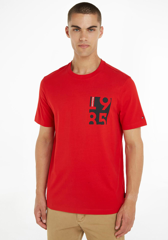 Czerwony t-shirt Tommy Hilfiger w młodzieżowym stylu