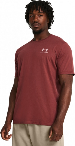 Czerwony t-shirt Under Armour w sportowym stylu