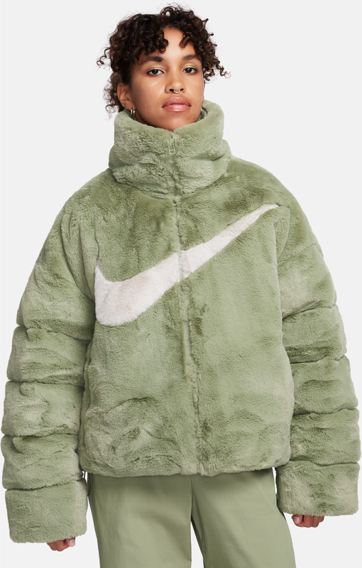 Damska oversize&apos;owa kurtka puchowa ze sztucznego futra Nike Sportswear Essential - Zieleń