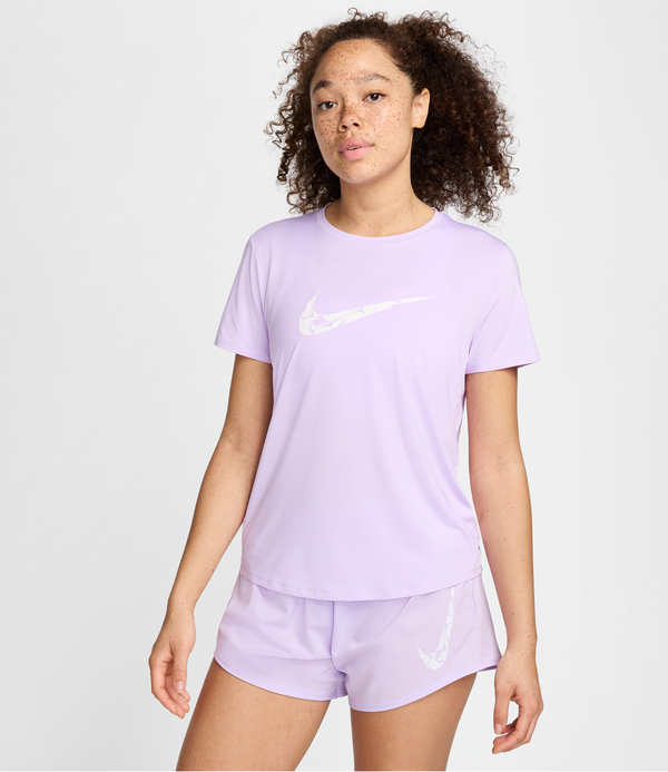 Fioletowa bluzka Nike z krótkim rękawem w sportowym stylu