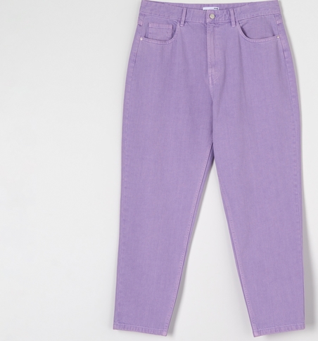 Fioletowe jeansy Sinsay w street stylu