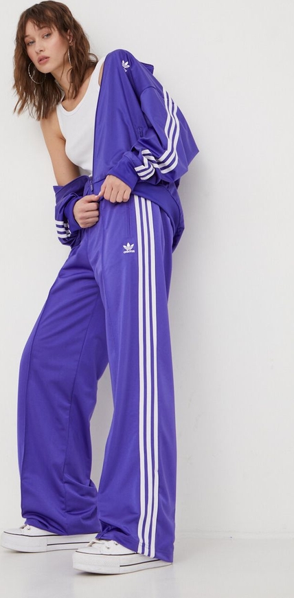Fioletowe spodnie sportowe Adidas Originals w sportowym stylu