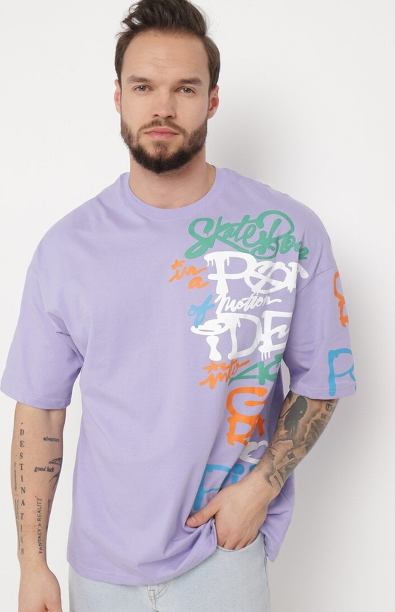 Fioletowy t-shirt born2be w młodzieżowym stylu z nadrukiem z bawełny